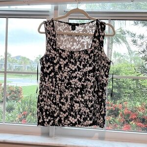 Stretchy material,square neck sleeveless B&W top